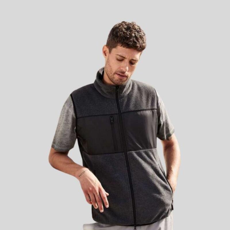 JN1310 James&Nicholson Gilet in pile da uomo con inserto in tessuto e taschino sul petto 100% poliestere riciclato Thumbnail